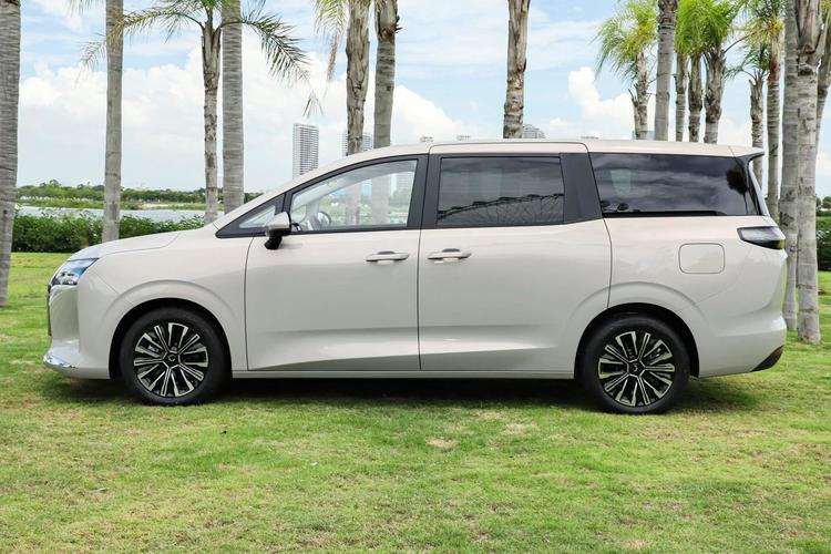 7座电车新能源商务车 新能源电动7座商务车